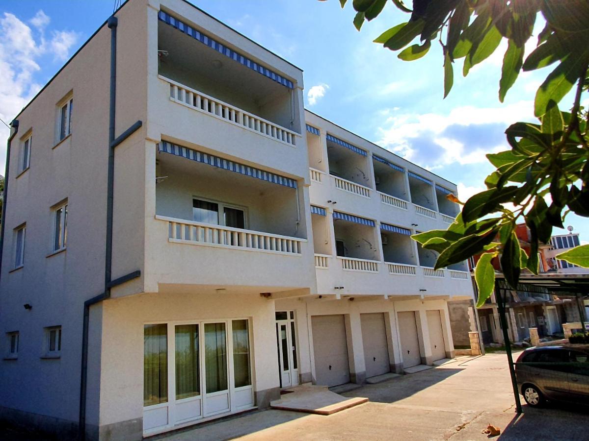 Villa Dvor Apartments 奥米什 外观 照片