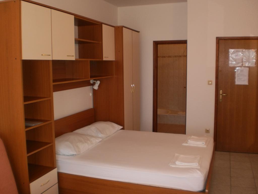 Villa Dvor Apartments 奥米什 外观 照片