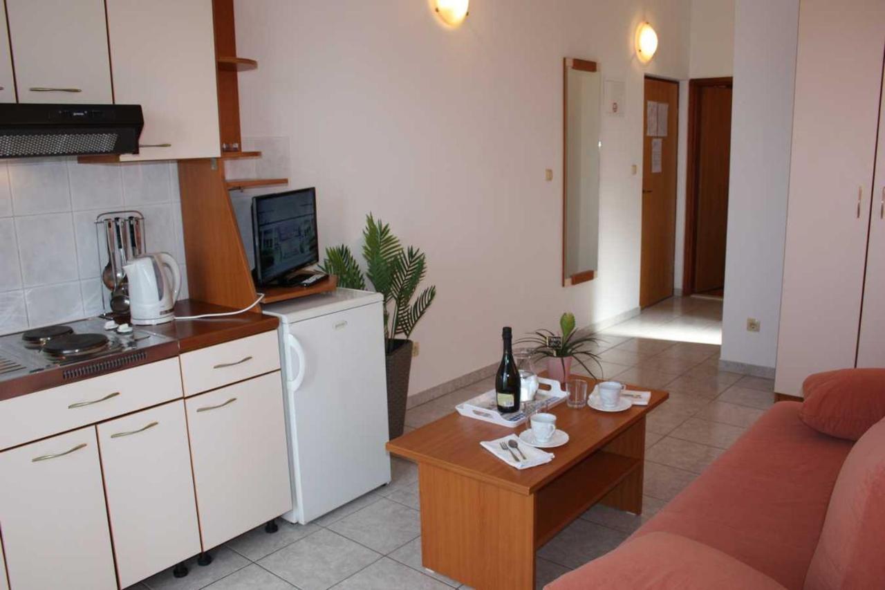 Villa Dvor Apartments 奥米什 外观 照片