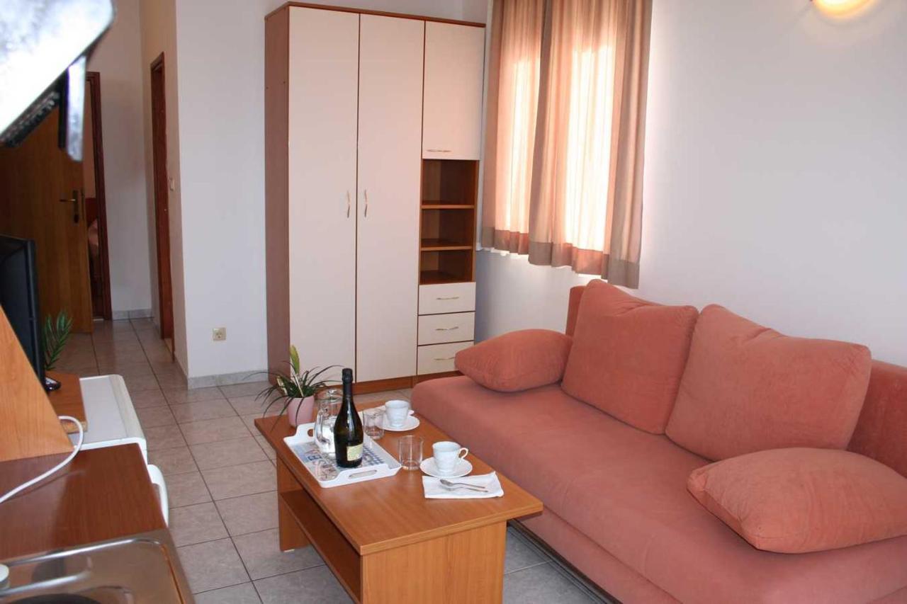 Villa Dvor Apartments 奥米什 外观 照片