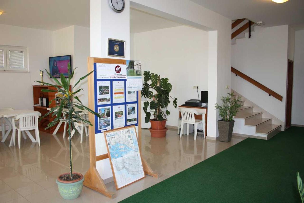Villa Dvor Apartments 奥米什 外观 照片