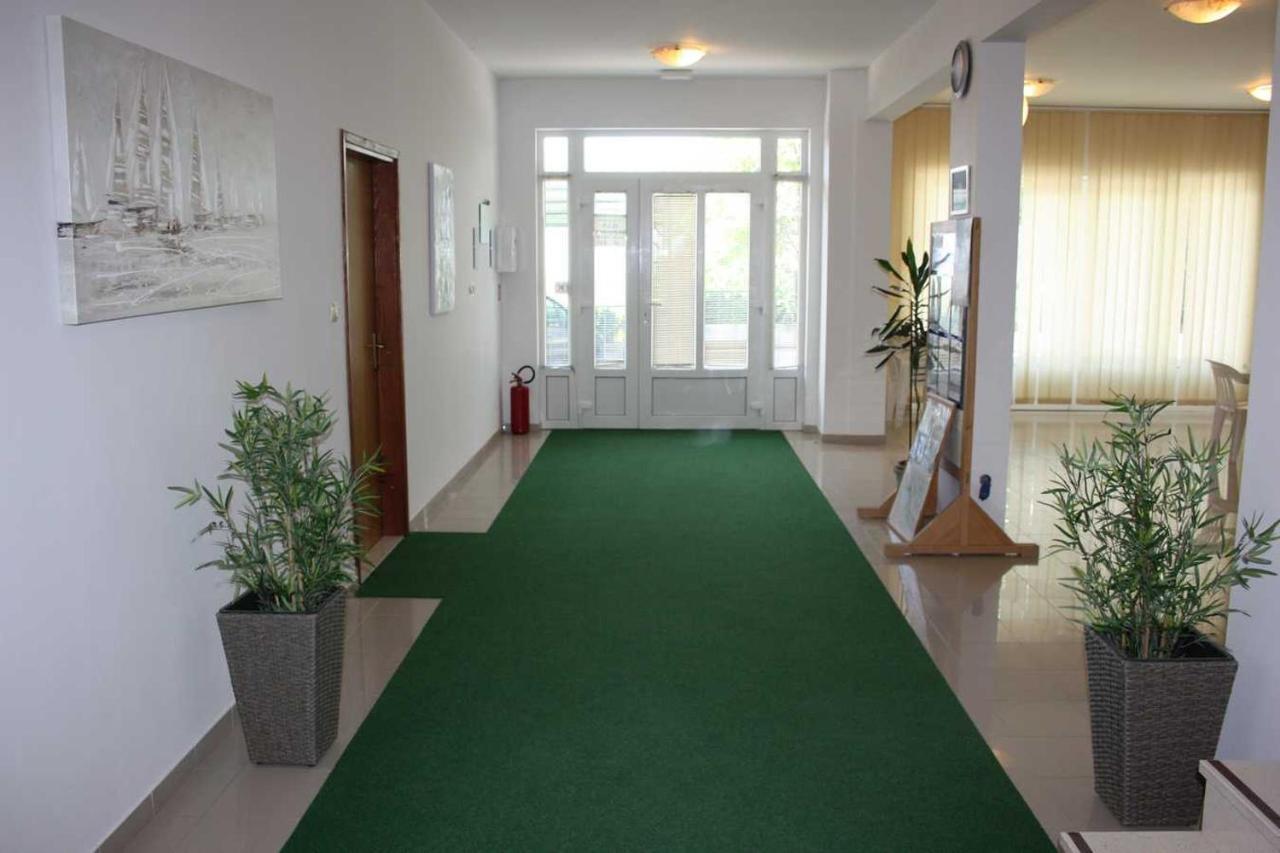 Villa Dvor Apartments 奥米什 外观 照片
