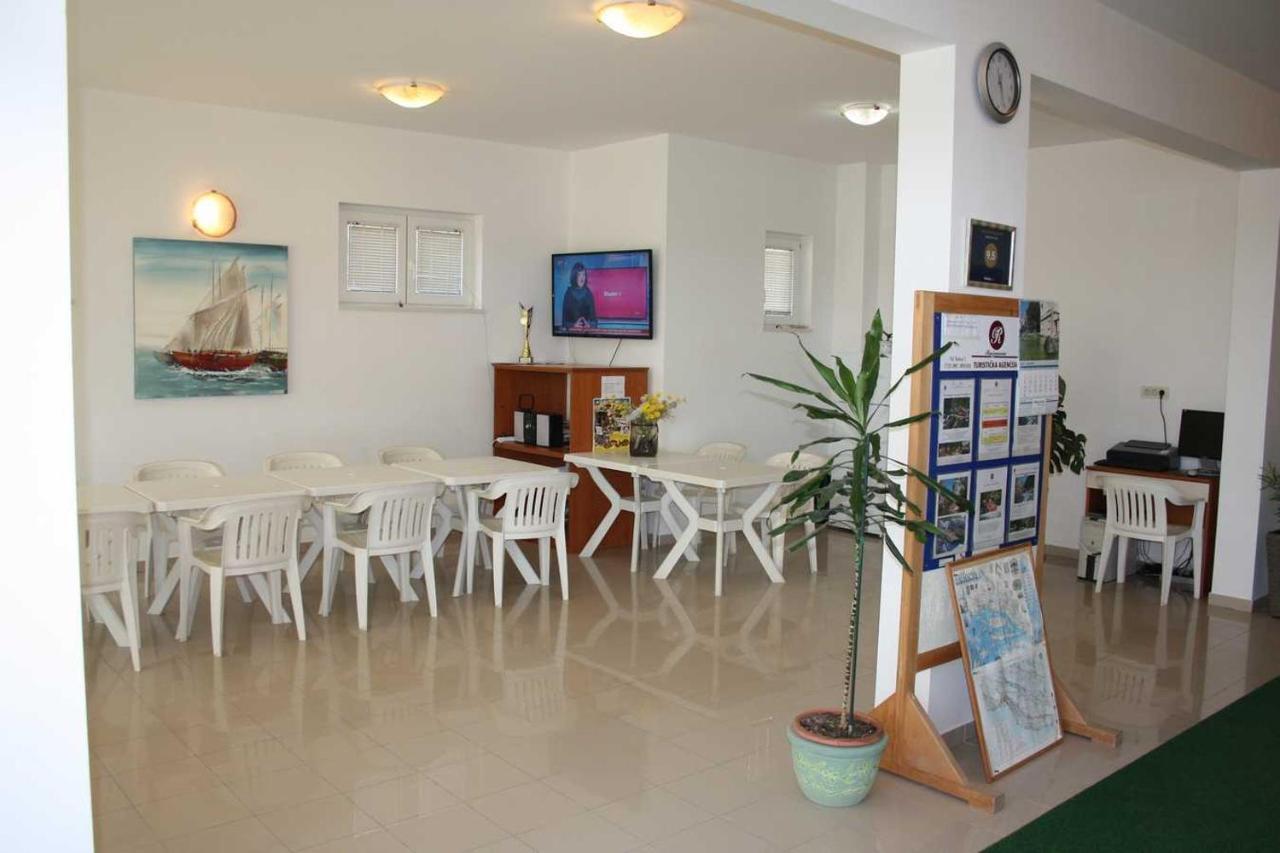 Villa Dvor Apartments 奥米什 外观 照片
