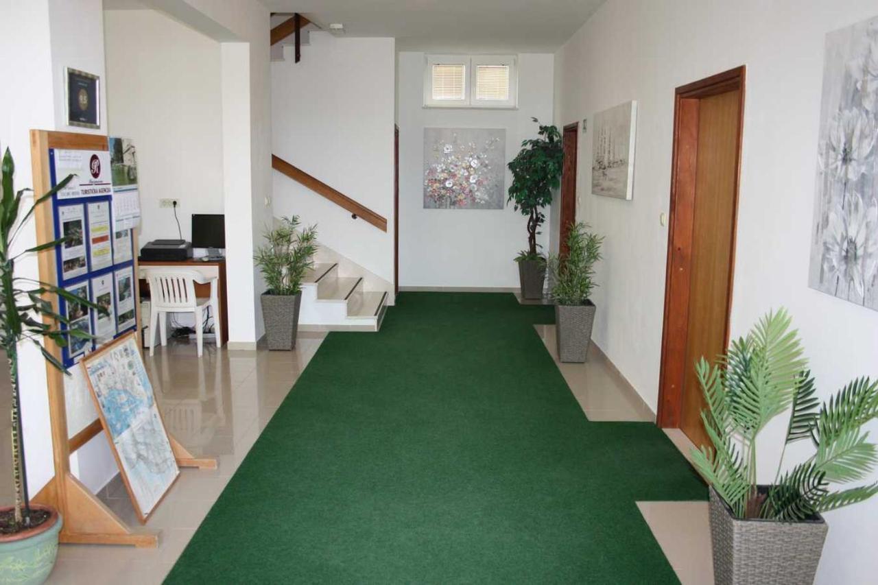 Villa Dvor Apartments 奥米什 外观 照片