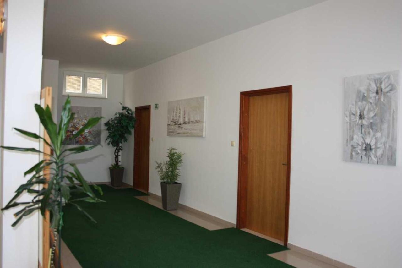 Villa Dvor Apartments 奥米什 外观 照片