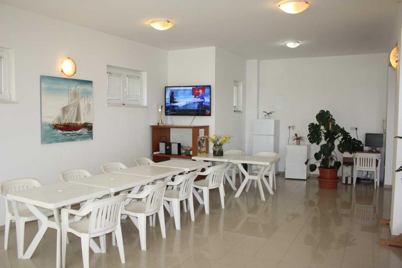 Villa Dvor Apartments 奥米什 外观 照片