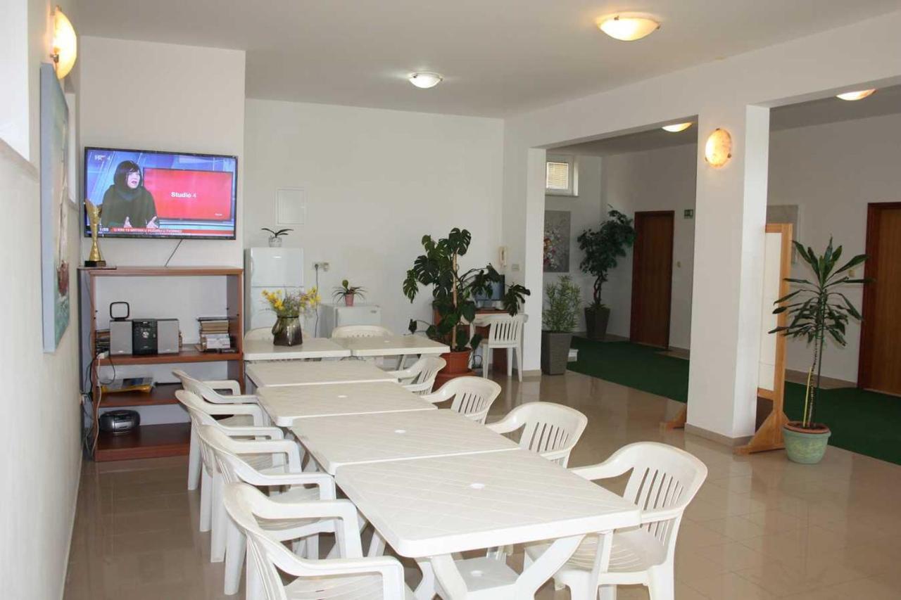Villa Dvor Apartments 奥米什 外观 照片