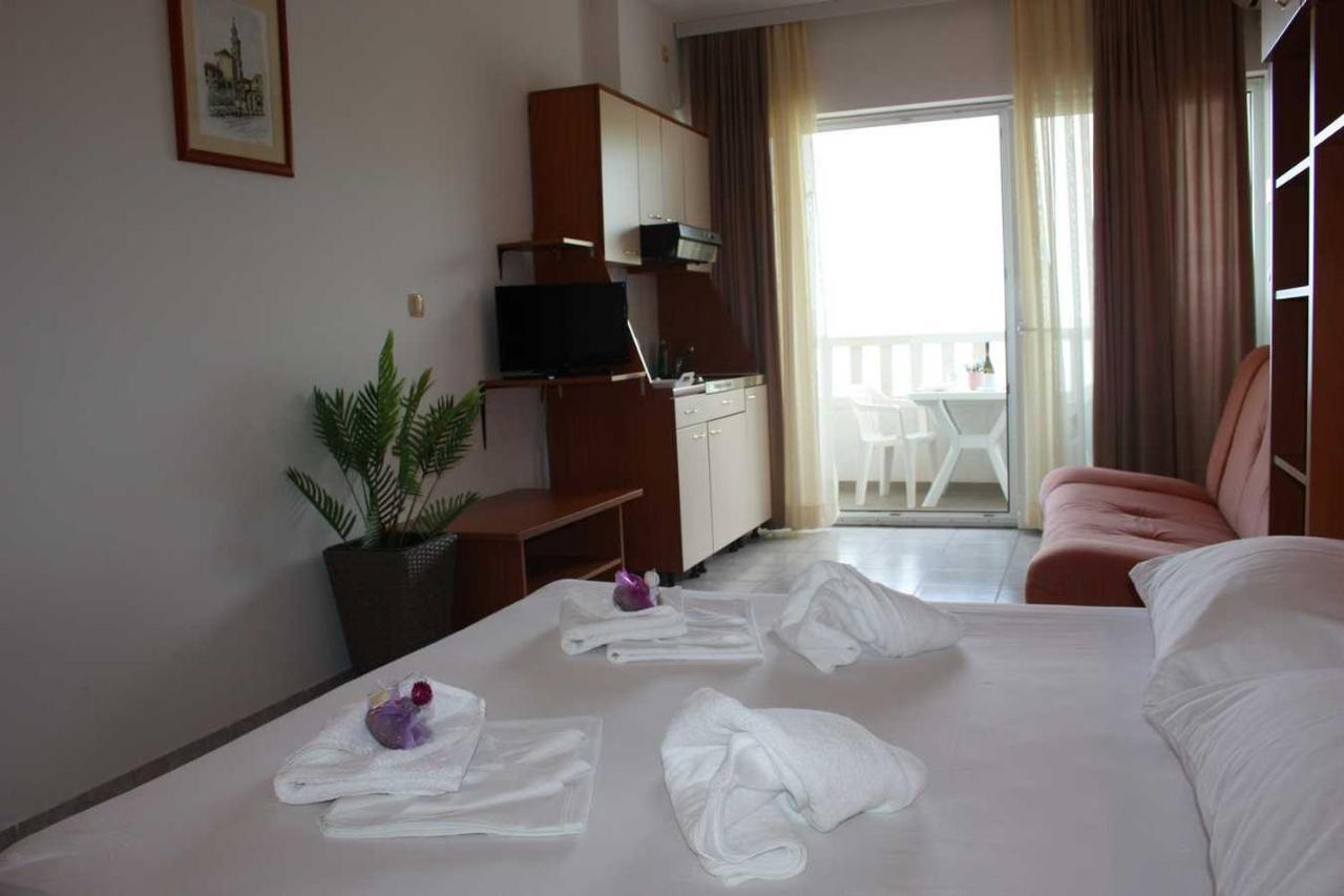 Villa Dvor Apartments 奥米什 外观 照片