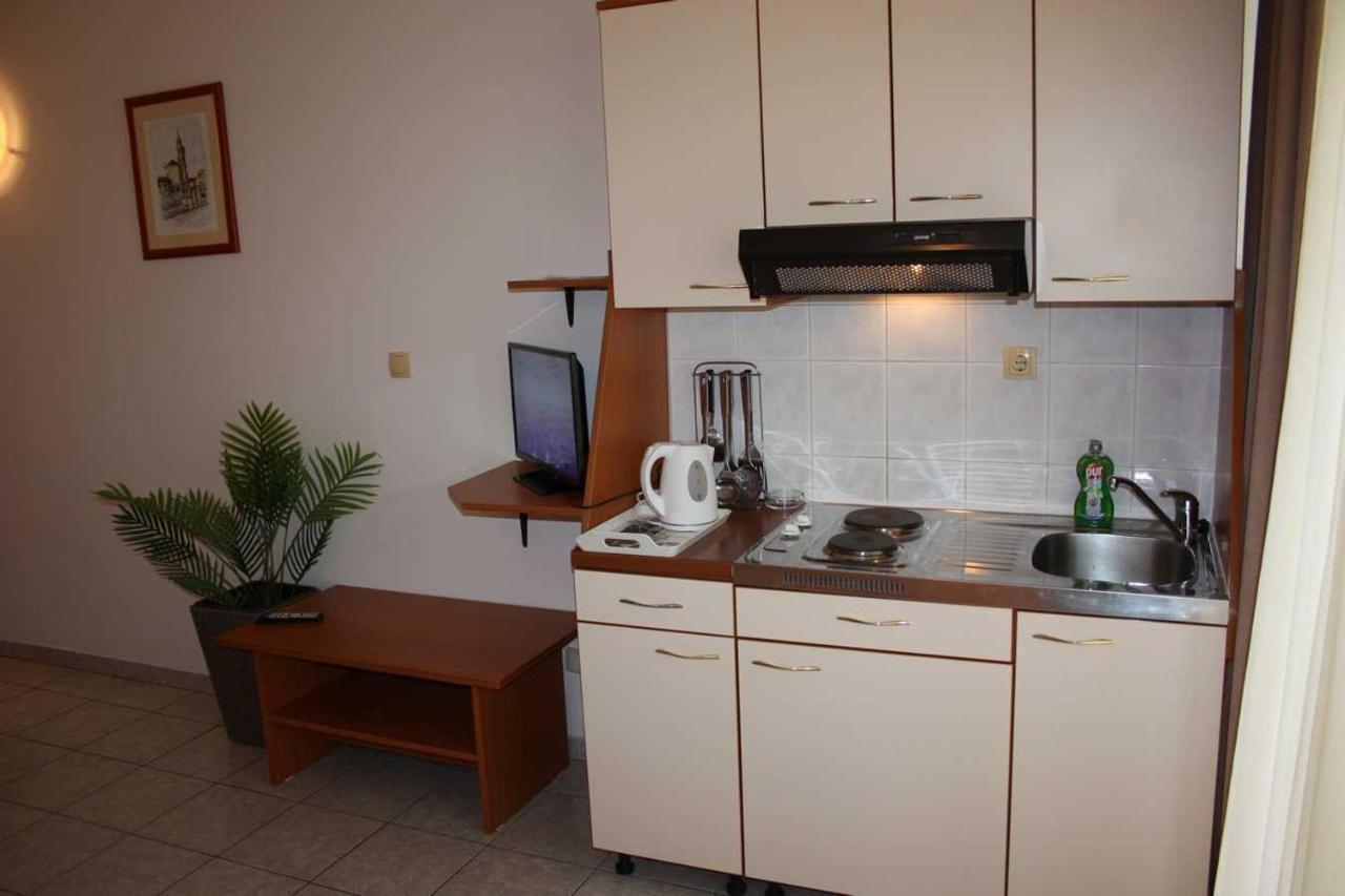 Villa Dvor Apartments 奥米什 外观 照片