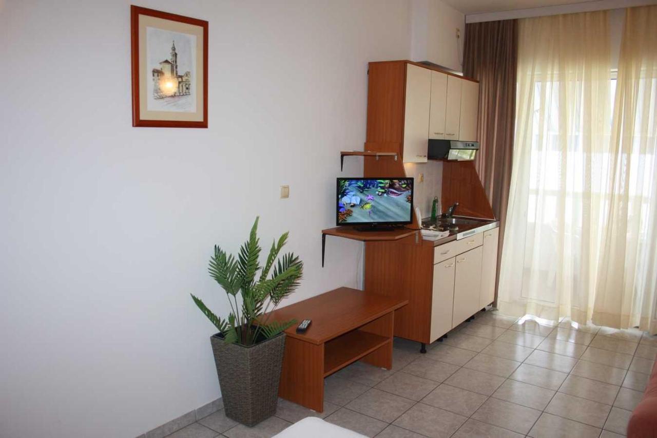 Villa Dvor Apartments 奥米什 外观 照片