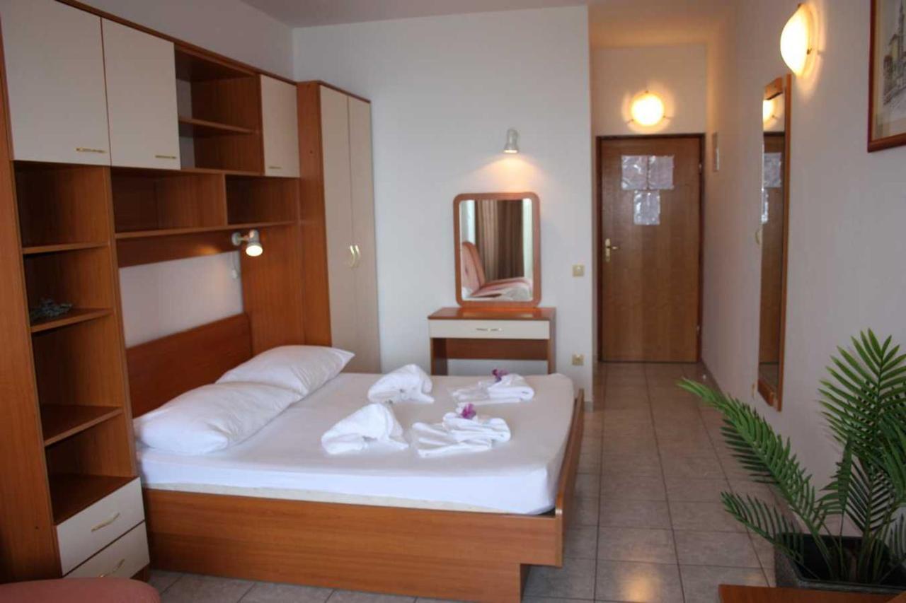 Villa Dvor Apartments 奥米什 外观 照片